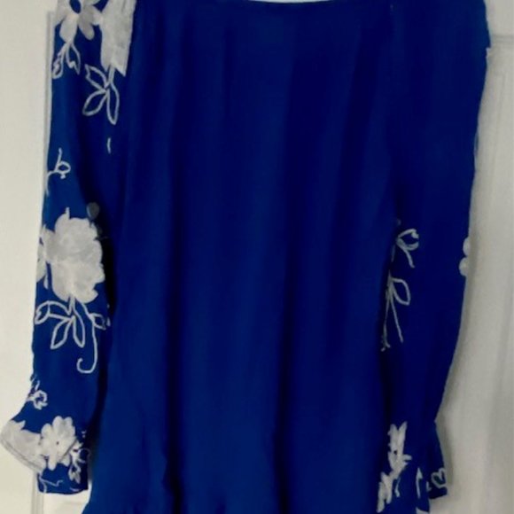 Beautiful Summer blouse with embroidery detail - Picture 2 of 5